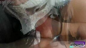 Mi amigo gime cuando le chupo la verga hasta el fondo en mamada casera creampie!