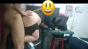 mi jefe me pide masturbarlo en la oficina y termino follando con el