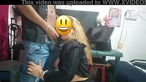 mi jefe me pide masturbarlo en la oficina y termino follando con el