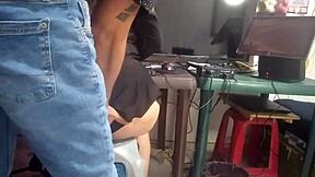 mi jefe me pide masturbarlo en la oficina y termino follando con el