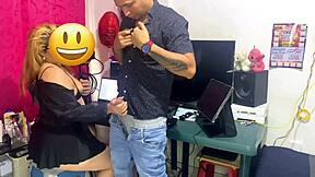 mi jefe me pide masturbarlo en la oficina y termino follando con el