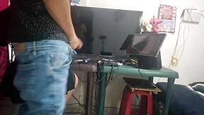 mi jefe me pide masturbarlo en la oficina y termino follando con el