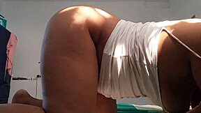 Hey check this brunette rubbing clit to massive squirt solo