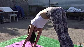 hey those sexy yoga pants on her during workout got me hard