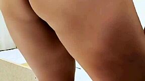 meio-irmão gozando no rabo da meia-irmã no sofá?