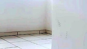 meio-irmão gozando no rabo da meia-irmã no sofá?