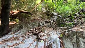 mi mejor amigo, por qué me trajiste a esta selva pa' follar al aire libre en el río?