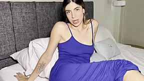 follo a la esposa de mi amigo mientras el espera en la sala