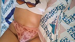 Hot big ass babe masturbates juicy pussy lips on bed ready suck