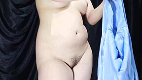 damn this indonesian babe's body is too perfect... oiled up and ready 😍
