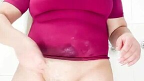 Swinger wife preps shaved pussy for stranger as hubby watches