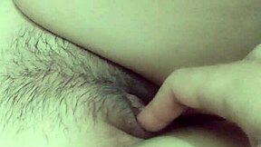lagi gak mood ngentot? mainin memeknya sampe orgasme bokep indo!