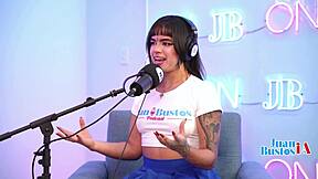 who's this tattooed pornstar slut riding sybian till she shakes?