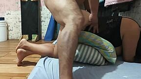 🤰tocando culo de mi mujer en casa suegra 😈 anal creampie vibes