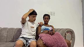 aprovecho pelis con novia y su amiga pa meterle mi verga enorme