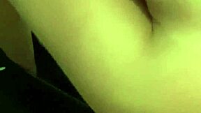 je suce ton gros sexe et tu baises ma chatte aux toilettes?