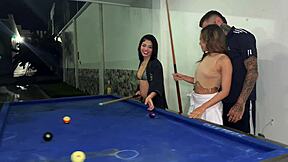 Mi amiga y yo jugamos botella ends in orgy blowjobs!