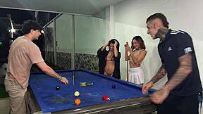 Mi amiga y yo jugamos botella ends in orgy blowjobs!