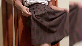 Colegiala chiquita es reganada en la escuela