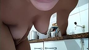 showing off my curvy lactating tits in the kitchen 😍🔥🍑