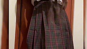 Colegiala chiquita es reganada en la escuela