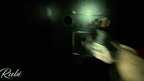 a gótica rubi torres fodendo na casa de swing a safada chama o puto pra entrar na cabine e acaba dando pra dois completo no red