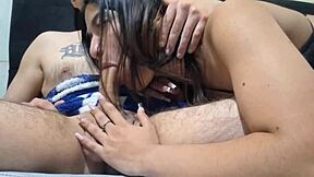 chica de 18 a�os chupa la gran polla de su novio y se la follan duro