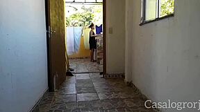 pequena enteada faz suas tarefas com plug