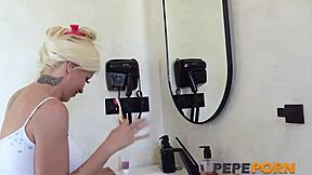 valeria del rio showers and washes her pussy