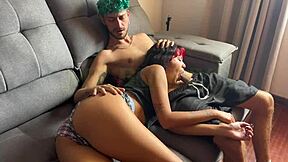 Assistindo tv com minha meia-irma e chupando pau