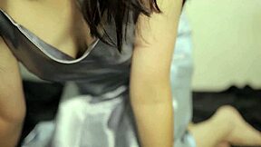 pengen banget punya istri semulus dan semontok ini cewek indo pakai gaun satin sexy