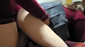 se ve toda inocente en la clase pero en la cama le encanta coger video casero de colegiala obediente pide que se la coja duro un compañero de la escuela