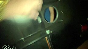 A GOTHIC RUBI TORRES FODENDO NA CASA DE SWING - A SAFADA CHAMA O PUTO PRA ENTRAR NA CABINE E ACABA DANDO PRA DOIS TUDO NO RED
