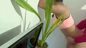 Cogiéndome a la muchachita de limpieza que contrató mi esposa