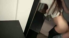 Cogiendo con la novia de mi mejor amigo a escondidas en la fiesta casi nos pillan