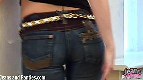 Does Carolina strip her skinny jeans?