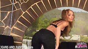 Does Carolina strip her skinny jeans?
