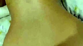 Le entrego el culo a mi vecino para que me quite lo cachonda