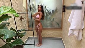 colombian slut spreads in shower