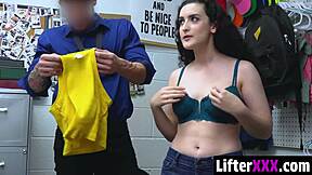 Officer breeds the remorseful teen 18+ thief - lifterxxx
