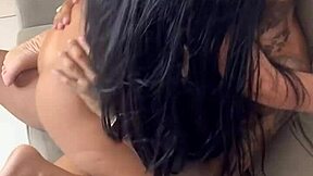 morena gostosa hotwife sentando no pauzão na frente do marido