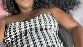 Negra safada te guiando na punheta - gozando junto com voce