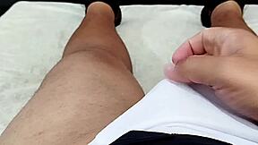 flagrei a deliciosa no banho ensaboando seus peitos e a buceta e fui gozar