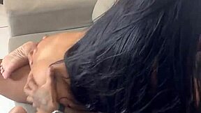 morena gostosa hotwife sentando no pauzão na frente do marido
