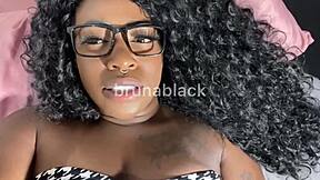 Negra safada te guiando na punheta - gozando junto com voce