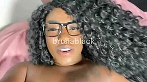 Negra safada te guiando na punheta - gozando junto com voce