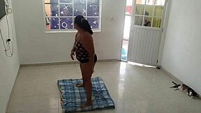 Vecino mira mi ejercicios y terminamos follando muy rico y duro con su gran polla dejando todo su semen en mi cara