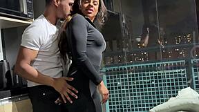 Pov corno. corno manso colocou o pau do comedor na buceta da esposa gostosa sem camisinha casada gostosa com uma vida safada desejou o vizinho e fudeu com o pauzudo