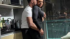 Pov corno. corno manso colocou o pau do comedor na buceta da esposa gostosa sem camisinha casada gostosa com uma vida safada desejou o vizinho e fudeu com o pauzudo
