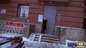 Debt4k affascinante bionda con i capelli ricci scopata da debiti
